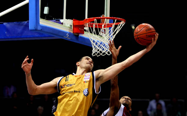 过去三个赛季亚历山大取得145场胜利，而快船仅有135场.