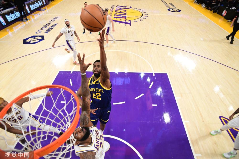 阿莫林拥抱过的英超射手宣布转会，曼联阿森纳争夺！违约金6000万.